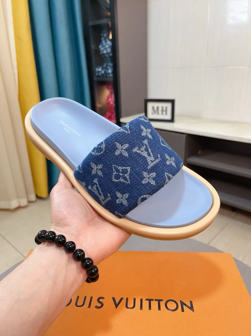 Ex-factory price 360🌹🌹 (lv-Louis Vuitton) New men's slippers, high-end boutique, exquisite embossed logo decoration on the upper, fine workmanship, super soft soles, casual, loose and comfortable, a must-have in summer! \nsize：38-44